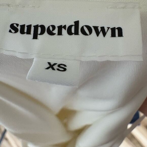 Superdown Mini Dress Size XS White One Shoulder Bow Side Slit Chic Cocktail - Picture 6 of 7